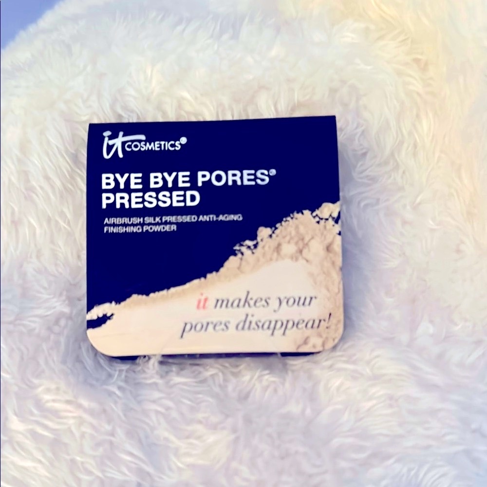 SALE💕IT Cosmetics Bye Bye Pores Pressed Powder - White